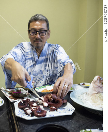 旅館で食事する男性 128768737