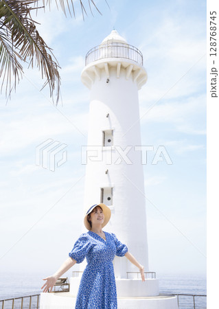 旅行を楽しむ女性 旅行を楽しむ女性 128768745