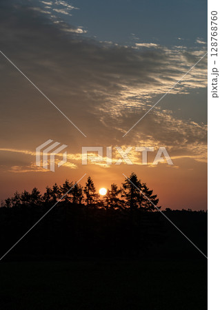 十勝平野の夜明け 128768760