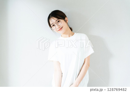 若い女性のポートレート 128769482