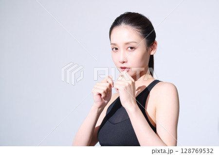 スポーツウェアの女性 128769532