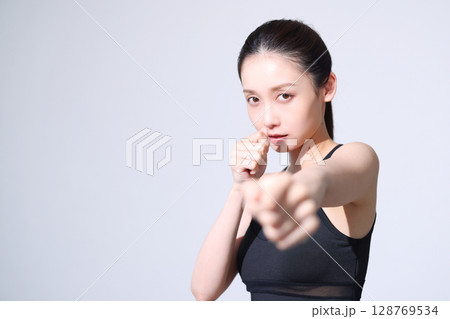 スポーツウェアの女性 128769534