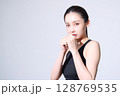 スポーツウェアの女性 128769535