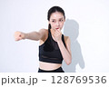 スポーツウェアの女性 128769536