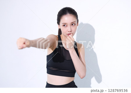 スポーツウェアの女性 128769536