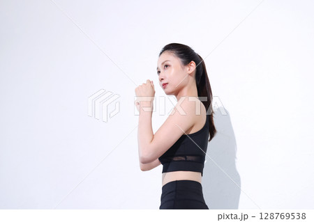 スポーツウェアの女性 スポーツウェアの女性 128769538