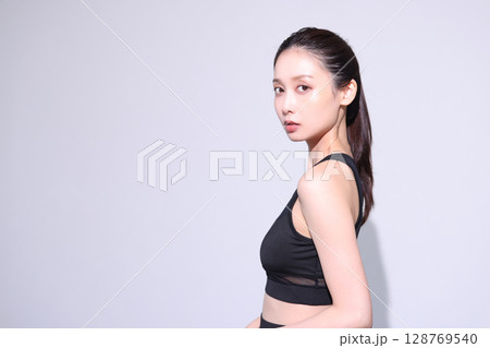 スポーツウェアの女性 128769540