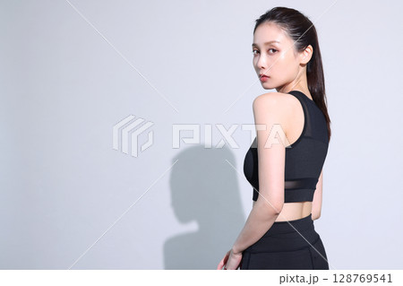 スポーツウェアの女性 128769541