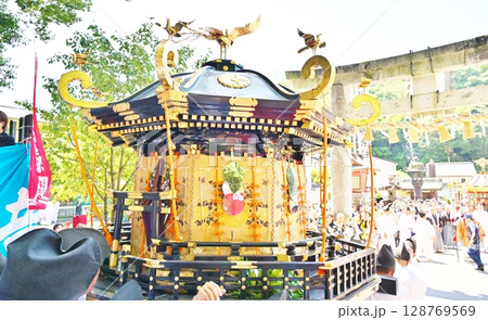 塩竈神社の石段を下りる神輿　宮城 128769569