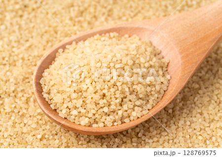 スプーンに載せたひえ(稗)のクローズアップ スプーンに載せたひえ(稗)のクローズアップ 128769575