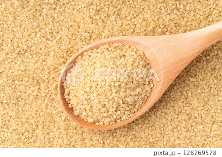 スプーンに載せたひえ(稗)のクローズアップ スプーンに載せたひえ(稗)のクローズアップ 128769578