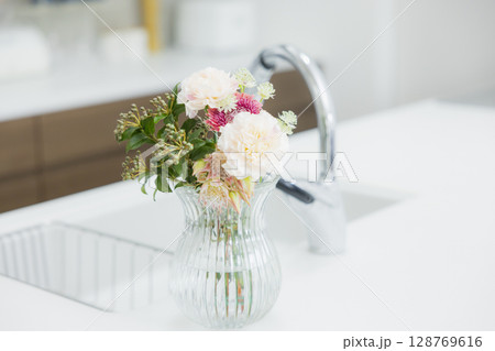 キッチンで花瓶を持つ女性 128769616