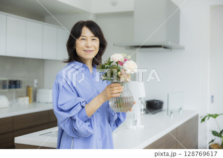 キッチンで花瓶を持つ女性 128769617