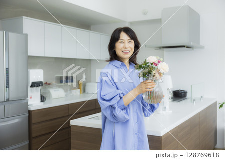 キッチンで花瓶を持つ女性 128769618