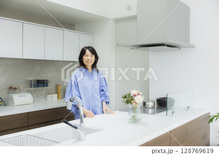 キッチンで花瓶を持つ女性 128769619