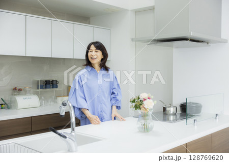 キッチンで花瓶を持つ女性 128769620