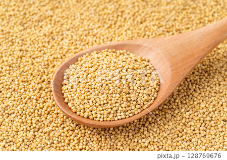 スプーンに載せた黄もちあわ（粟）のクローズアップ 128769676