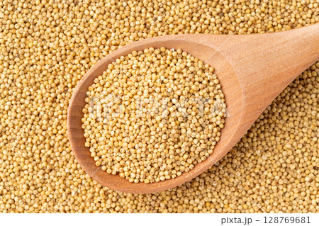 スプーンに載せた黄もちあわ（粟）のクローズアップ 128769681