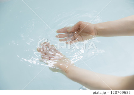 お風呂　湯船　お湯 128769685