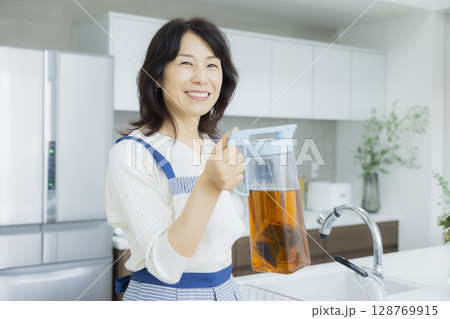麦茶ポットを持つ女性 麦茶ポットを持つ女性 128769915