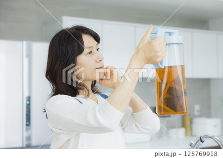 麦茶ポットを持つ女性 128769918