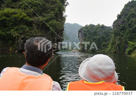 ベトナム　チャンアンボートクルーズ 128770037