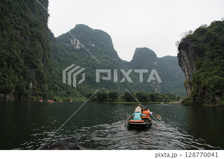 ベトナム チャンアンボートクルーズ ベトナム チャンアンボートクルーズ 128770041