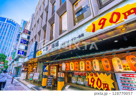 日本の横浜都市景観 7月。横浜駅西口前の繁華街。奥は横浜ベイシェラトン＝令和7年7月21日 128770057