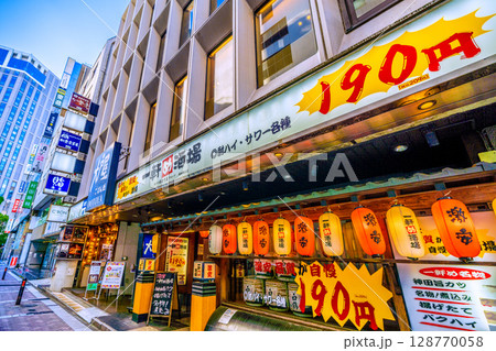 日本の横浜都市景観 7月。横浜駅西口前の繁華街。奥は横浜ベイシェラトン＝令和7年7月21日 128770058