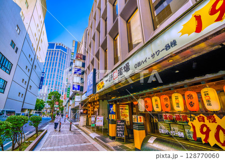 日本の横浜都市景観 7月。横浜駅西口前の繁華街。奥は横浜ベイシェラトン＝令和7年7月21日 128770060