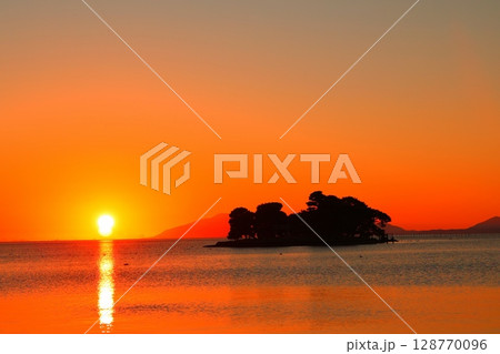 松江の夕日 128770096