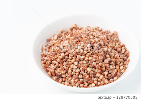 白背景にお皿に入ったたかきび(ソルガム) 白背景にお皿に入ったたかきび(ソルガム) 128770305