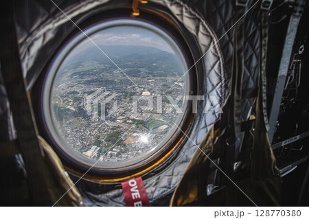 チヌーク(CH-47)バブルウィンドウから見た地上 チヌーク(CH-47)バブルウィンドウから見た地上 128770380