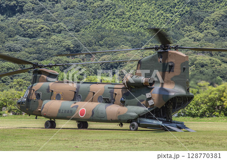 チヌーク（CH-47）離陸準備 128770381