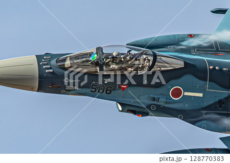大空を飛ぶ戦闘機 128770383
