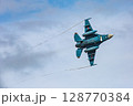 大空を飛ぶ戦闘機 128770384
