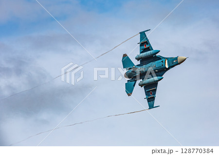 大空を飛ぶ戦闘機 128770384