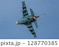 大空を飛ぶ戦闘機 128770385