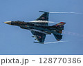 大空を飛ぶ戦闘機 128770386