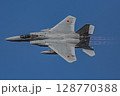 青空を飛行する戦闘機 128770388