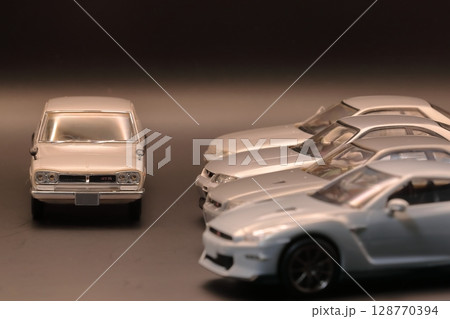 並んだスポーツカー（歴代GTRのミニカー） 128770394