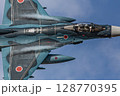 大空を飛ぶ戦闘機 128770395