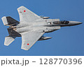 青空を飛行する戦闘機 128770396