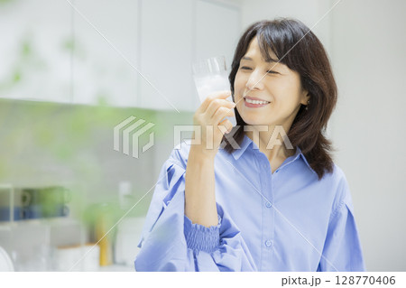 キッチンで水を飲む女性 キッチンで水を飲む女性 128770406