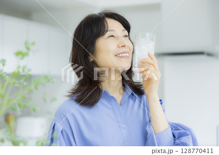 キッチンで水を飲む女性 キッチンで水を飲む女性 128770411