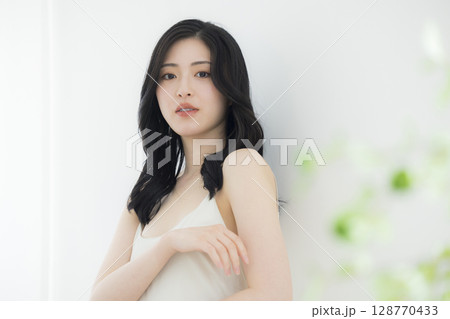 若い女性のビューティーイメージ 128770433