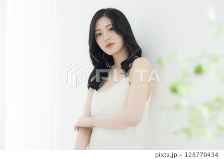 若い女性のビューティーイメージ 128770434