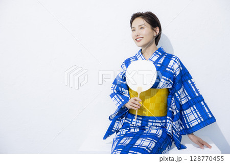 浴衣を着た女性 浴衣を着た女性 128770455