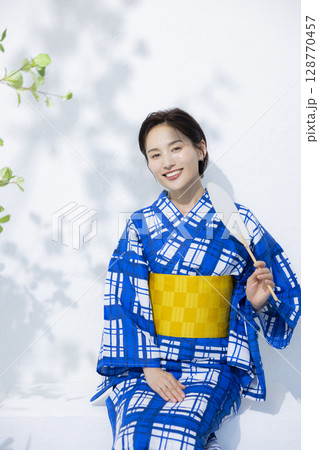 浴衣を着た女性 128770457