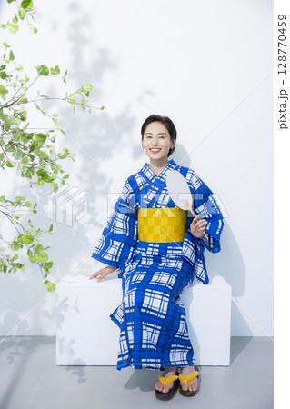 浴衣を着た女性 128770459